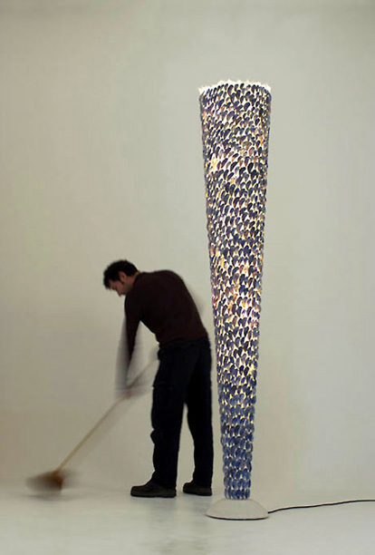 Jean Meirlaen veegt de vloer met een staande Moules lamp op de voorgrond