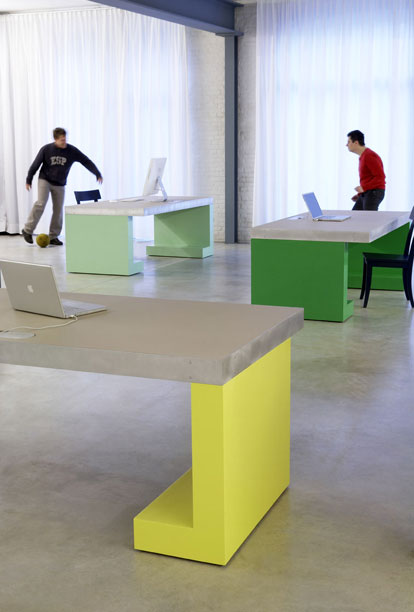 bureau van Jean Meirlaen in de loft in de stokerijstraat te Gent