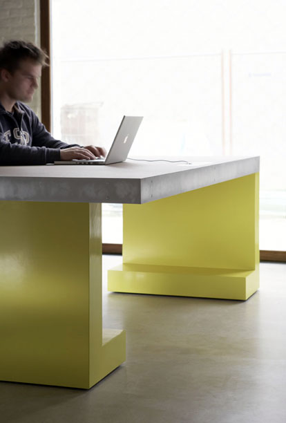 bureau van Jean Meirlaen in de loft in de stokerijstraat te Gent