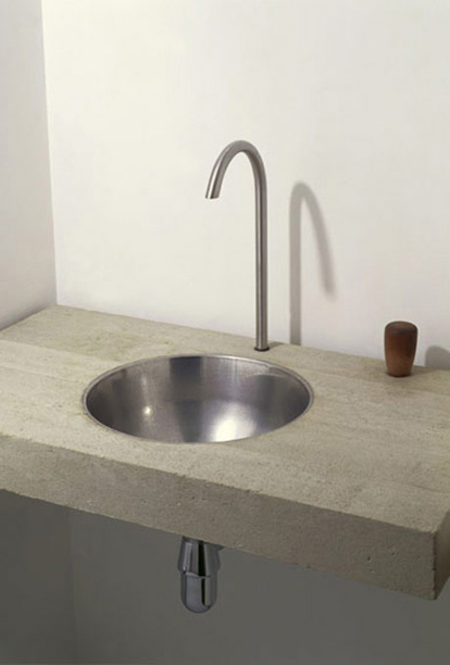 lavabo in wit beton met kraan en knoppen van eigen ontwerp