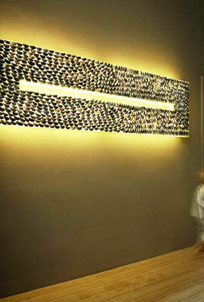 Jean Meirlaen veegt de vloer met een staande Moules lamp op de voorgrond