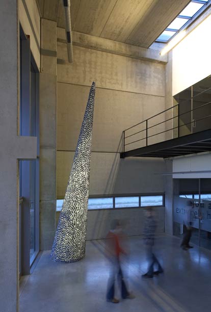 Jean Meirlaen veegt de vloer met een staande Moules lamp op de voorgrond